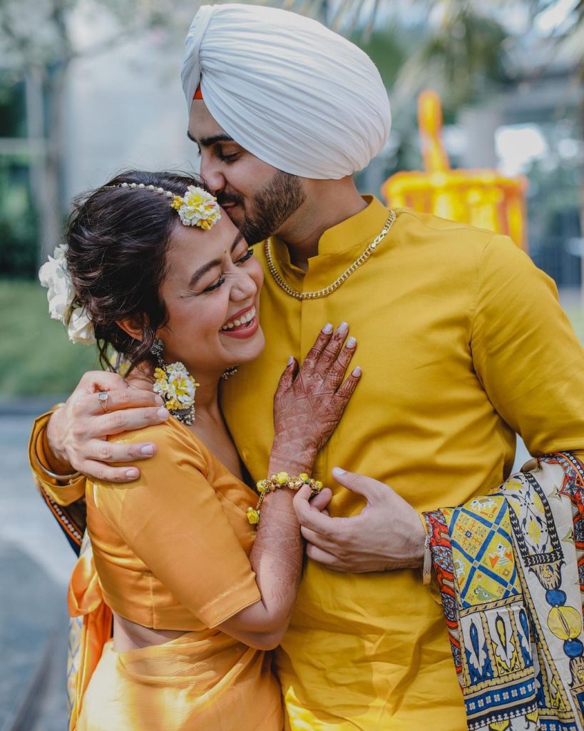 Rohanpreet kissing Neha Kakkar on Haldi ceremony