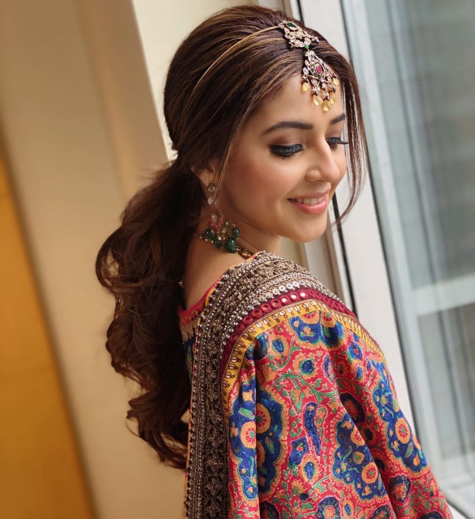 Stylish Hairstyles To Rock At Your Sisters Intimate Wedding