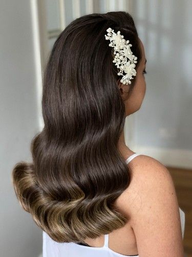 bride in wavy hairstyle and white headpiece