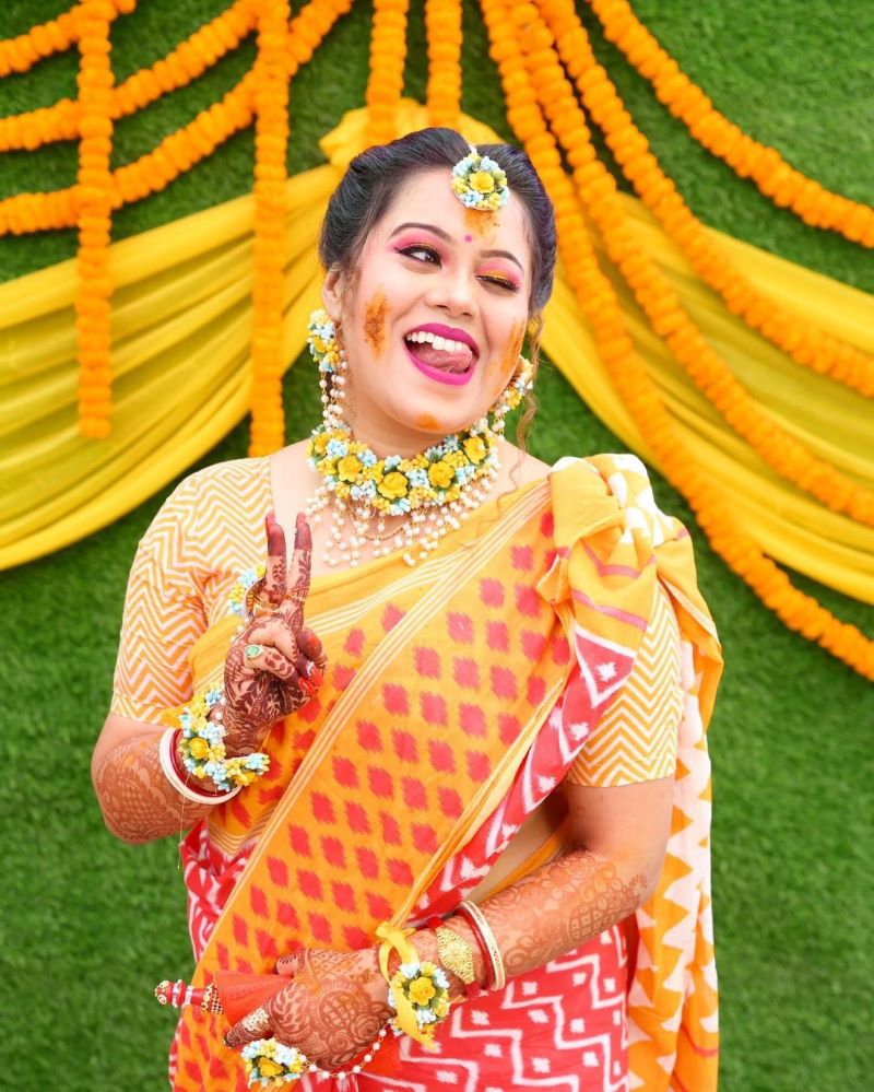 15 Awe-Inspiring Bengali Bridal Haldi Look For Glamorous Brides