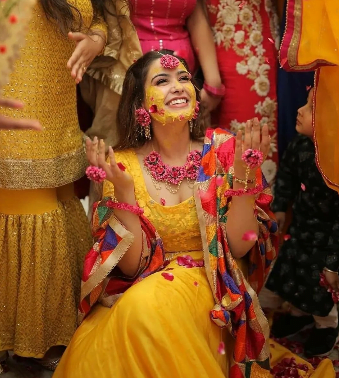 Parineeti Chopra looks breathtakingly beautiful in yellow anarkali set for  chooda ceremony | The Times of India
