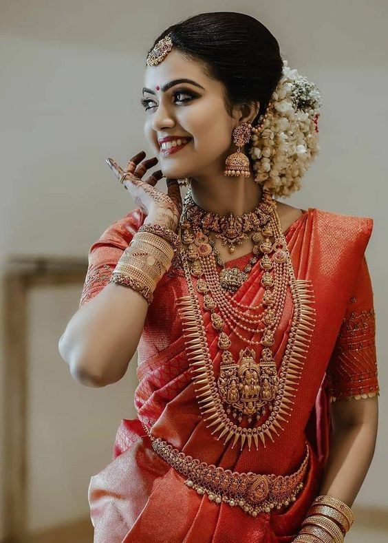 Pretty red silksaree with contrast green blouse | Photo Gallery -  www.Wedandbeyond.com | Indian bride photography poses, Marriage poses,  Indian wedding bride