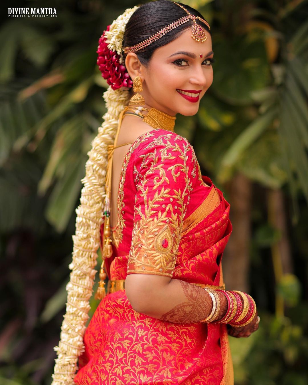 South Indian Bridal Hairstyle with Flowers for Wedding Glamour, bridal  hairstyles artificial flowers HD phone wallpaper | Pxfuel