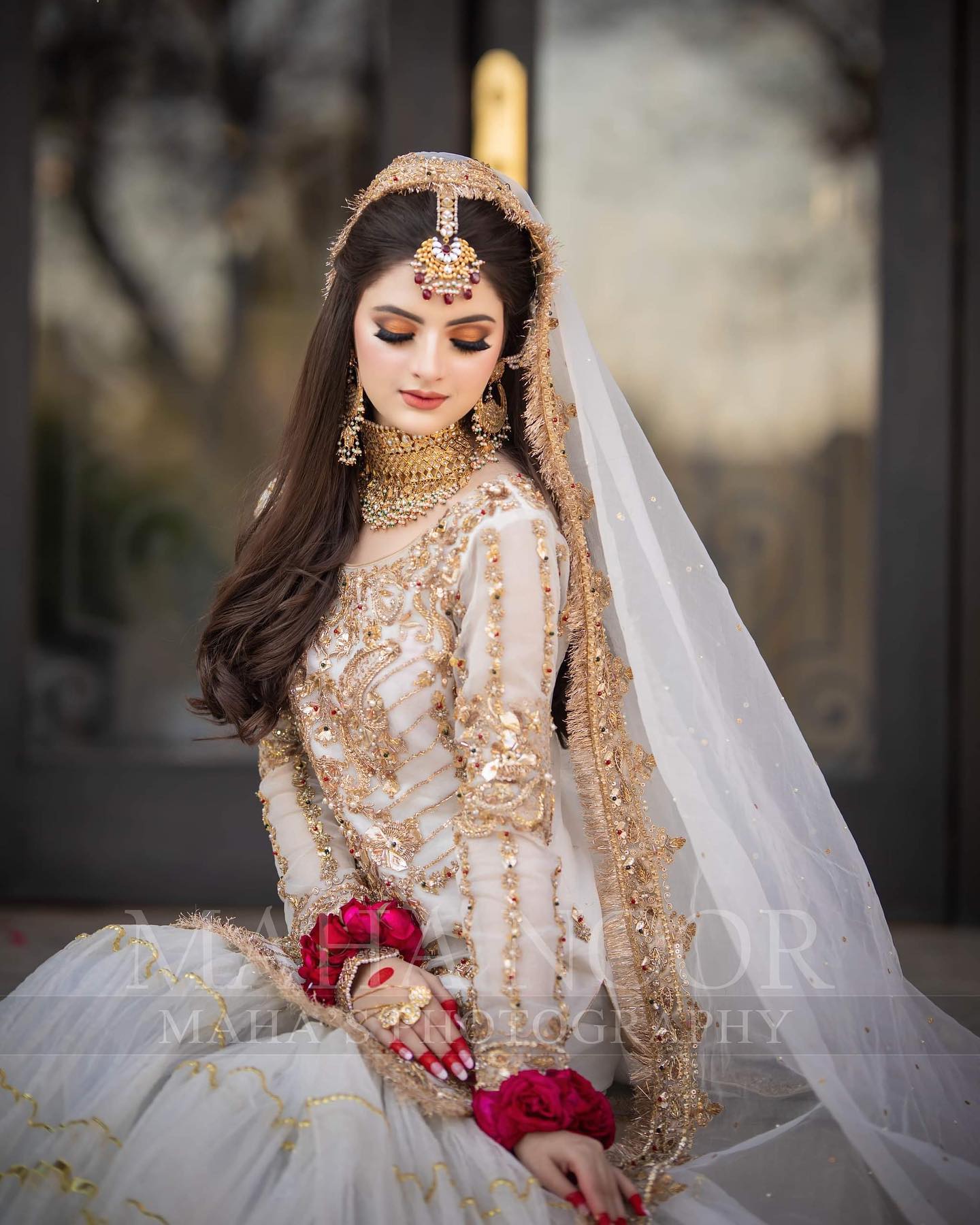 Urwa Hocane's poses for traditional bridal look for Hussain Rehar – The Odd  Onee