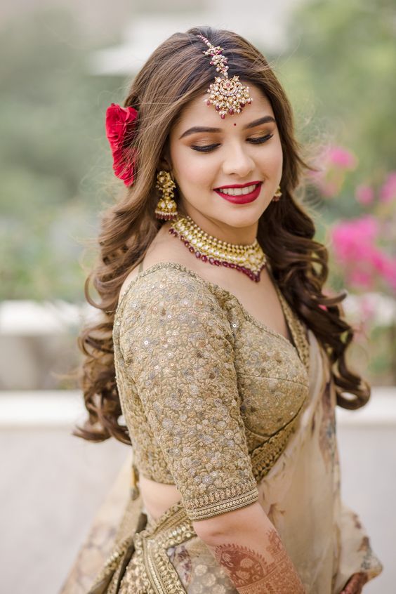 Chic Gold Hued Makeup Looks For Summer Brides | WeddingBazaar