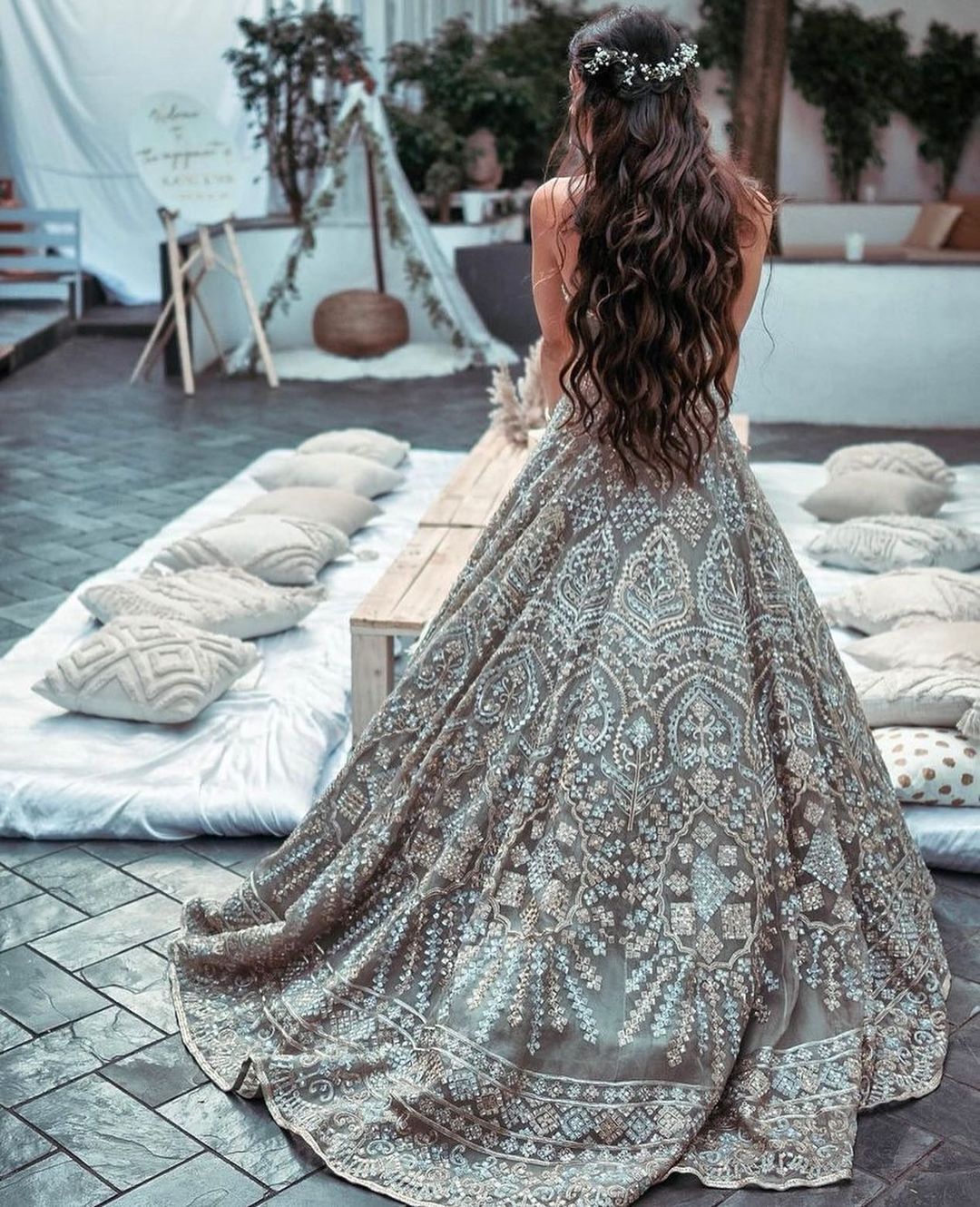 20+ Sassy Indian Brides who wore Off-shoulder Blouses Without a Doubt |  WeddingBazaar | Engagement hairstyles, Hairstyles for gowns, Bridal hair  buns