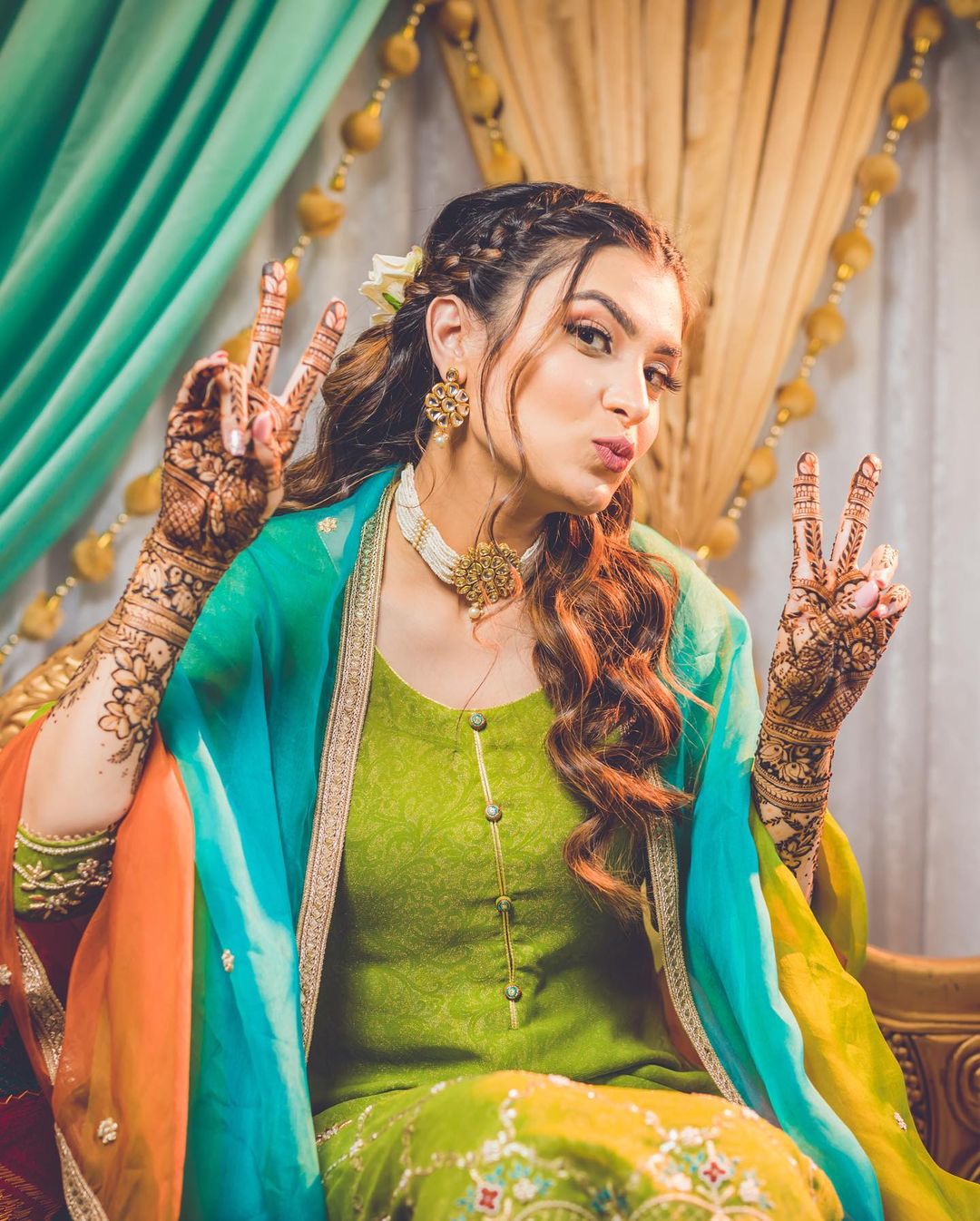 fun and cool solo mehndi poses for bride