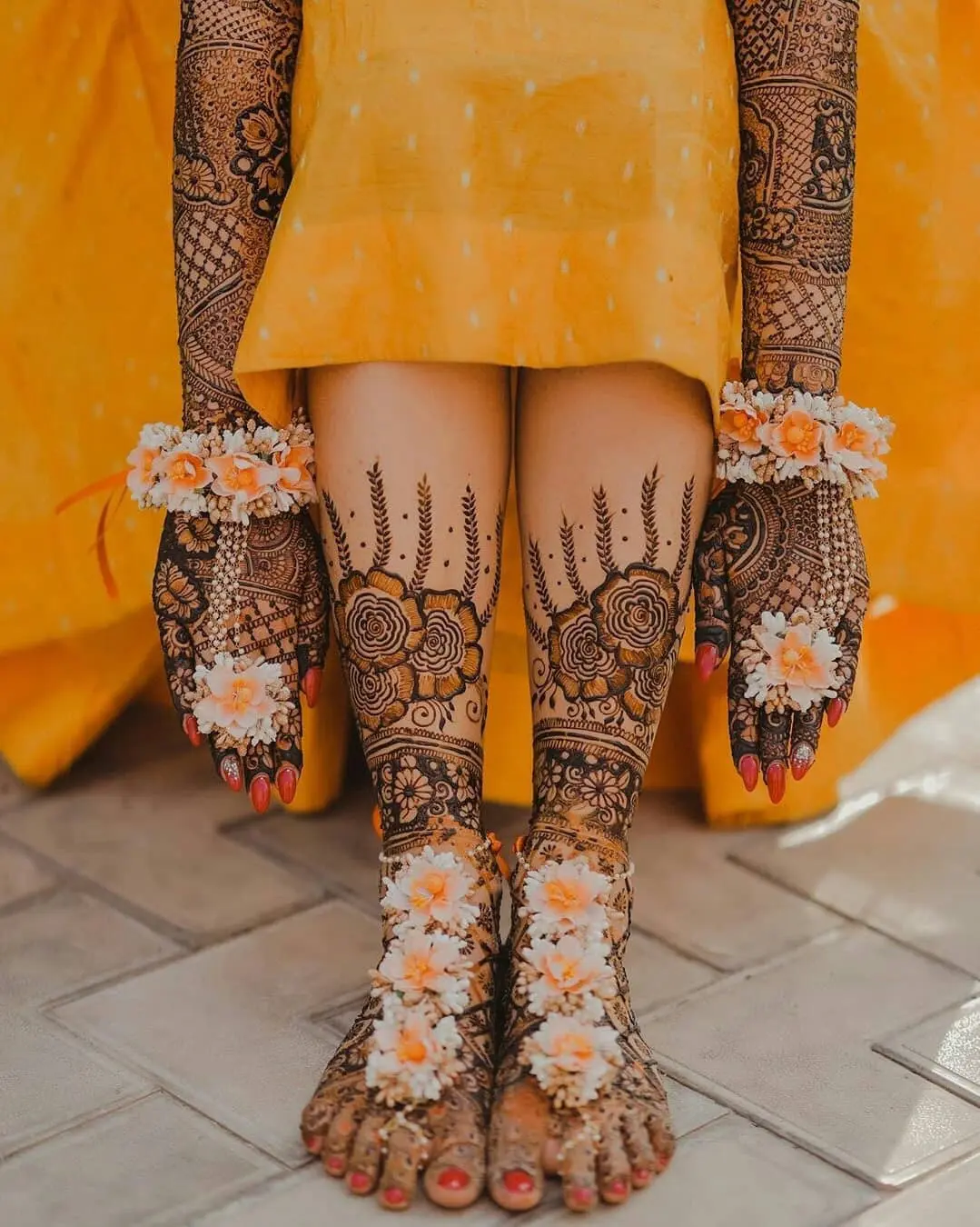 Saba Zareen | Bridal Mehndi Artist Kolkata | Love the brides, who loves to  pose😍🌸❤️ My prettiest bride 👰🏻‍♀️✨🌸 Mehndi by: @saba_zareen12 🌿 . . .  . . #m... | Instagram
