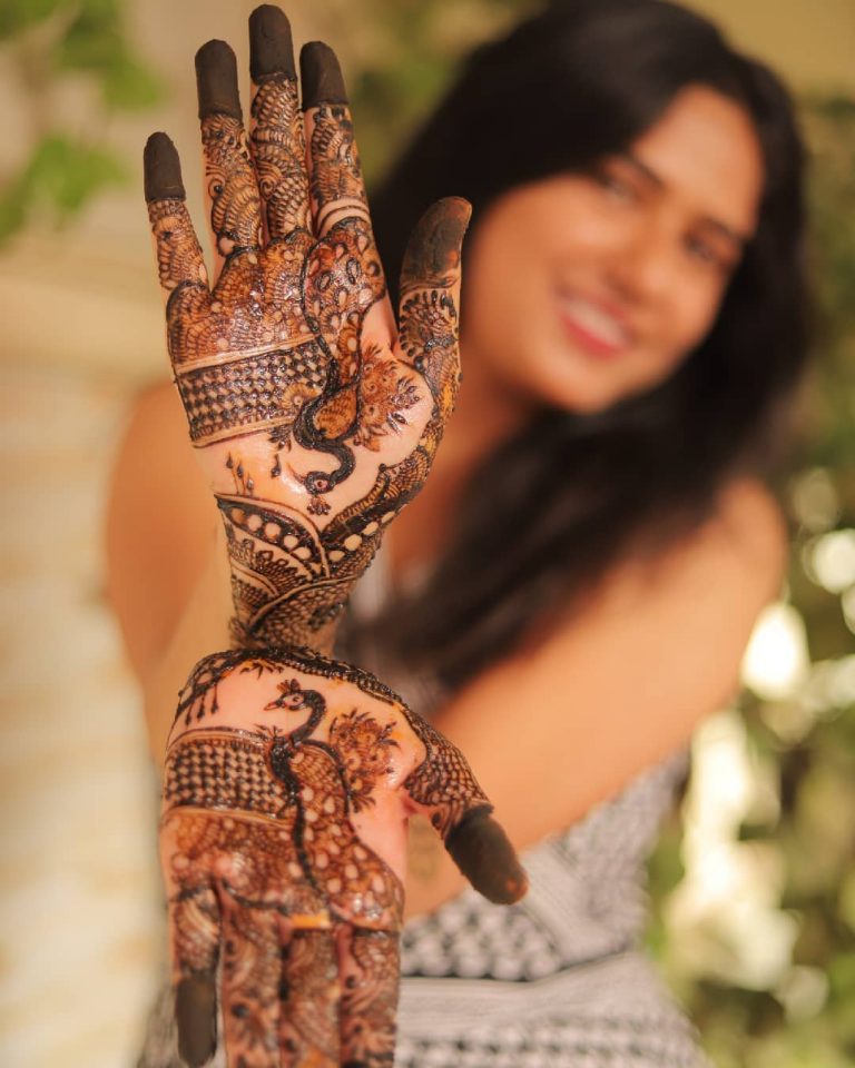 Bookmark These Unique And Best Wedding Mehndi Poses For Brides For Your