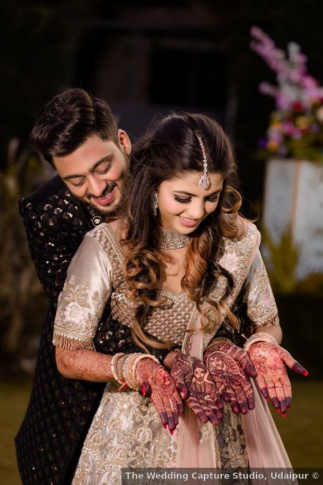 latest mehndi poses for bride with groom 5