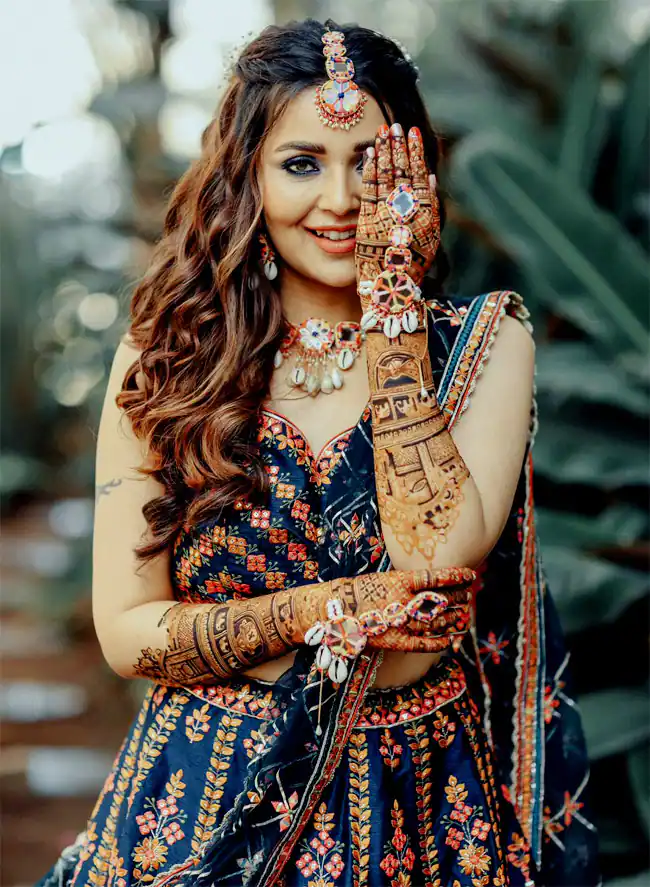 one hand on eye mehndi poses for bride 1