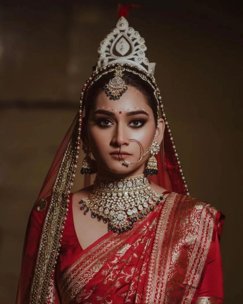bengali bride flaunting red saree and nude makeup