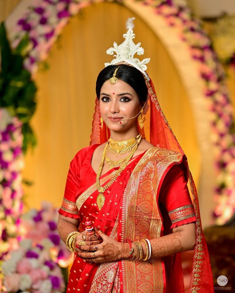 simple bengali bridal look in red saree