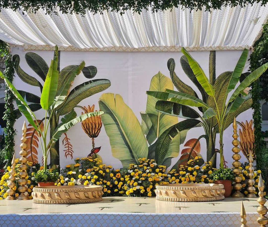  Decor With Banana Leaves